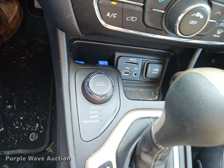 image for item EI3955 2015 Jeep Cherokee Latitude SUV