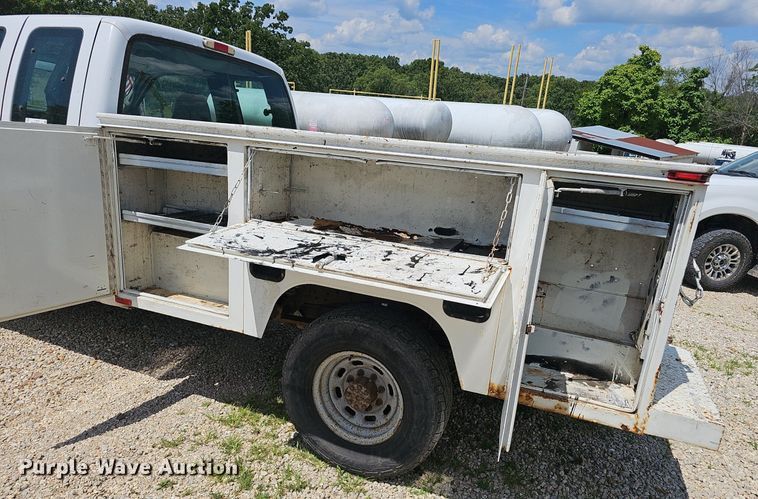 image for item EJ5755 1999 Ford F250 Super Duty SuperCab utility bed pickup truck