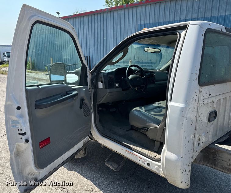 image for item EJ6365 2006 Ford  F550 Super Duty truck cab and chassis