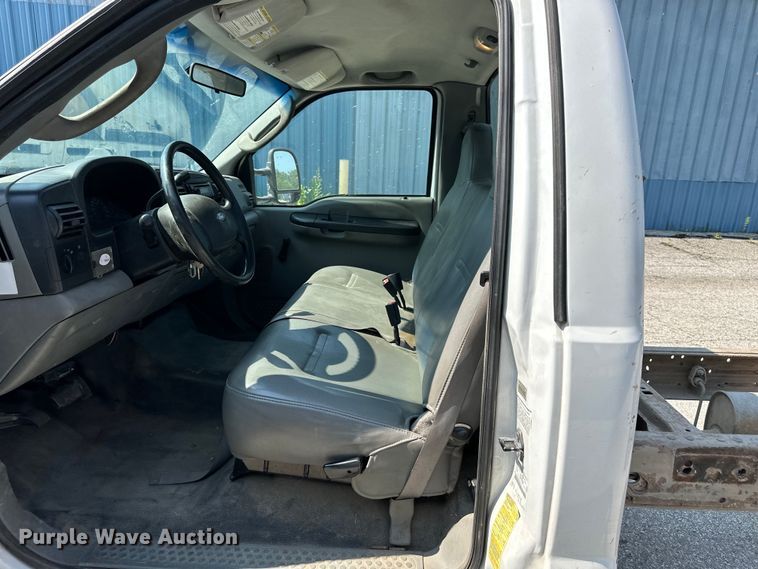 image for item EJ6365 2006 Ford  F550 Super Duty truck cab and chassis