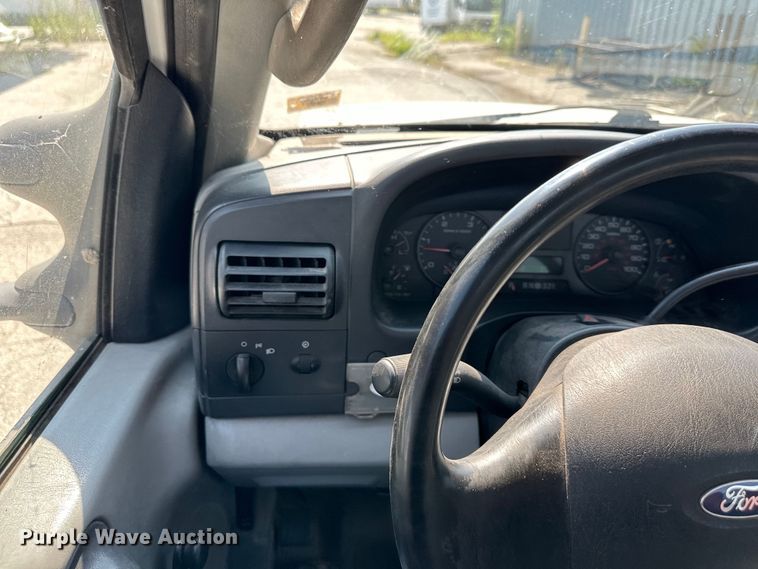 image for item EJ6365 2006 Ford  F550 Super Duty truck cab and chassis