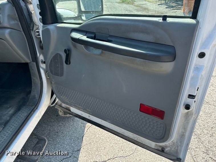 image for item EJ6365 2006 Ford  F550 Super Duty truck cab and chassis