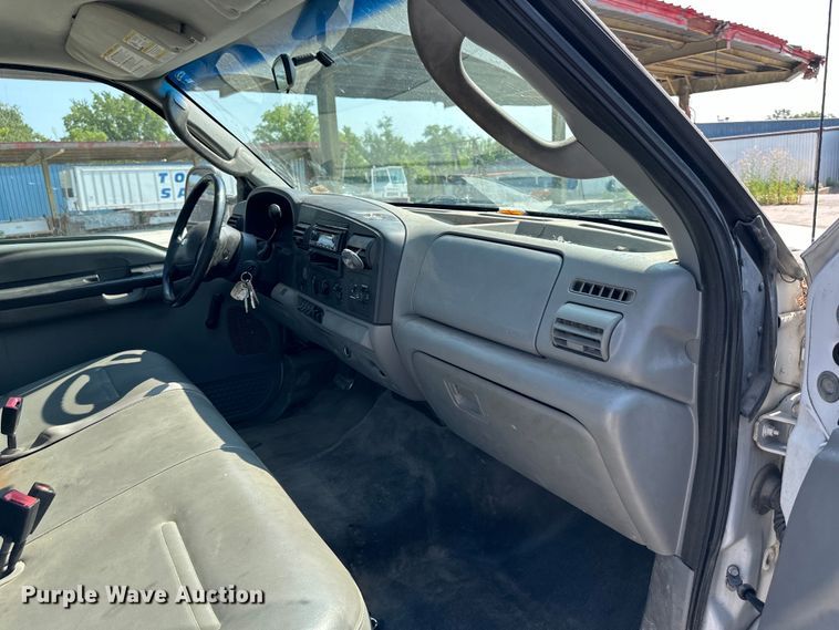 image for item EJ6365 2006 Ford  F550 Super Duty truck cab and chassis