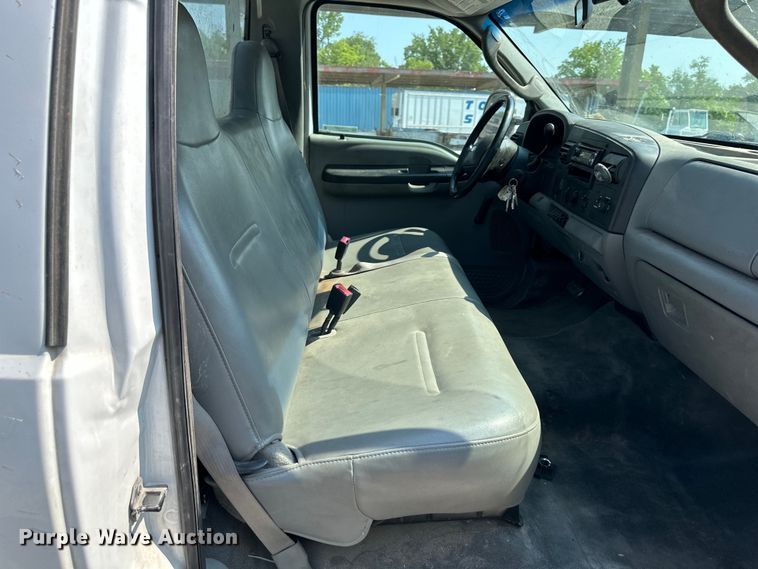 image for item EJ6365 2006 Ford  F550 Super Duty truck cab and chassis