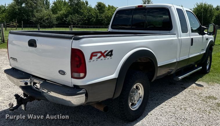image for item EJ7023 2004 Ford F250 Super Duty SuperCab pickup truck