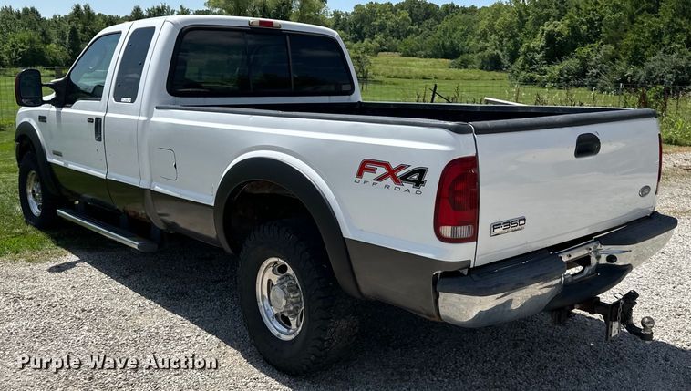 image for item EJ7023 2004 Ford F250 Super Duty SuperCab pickup truck