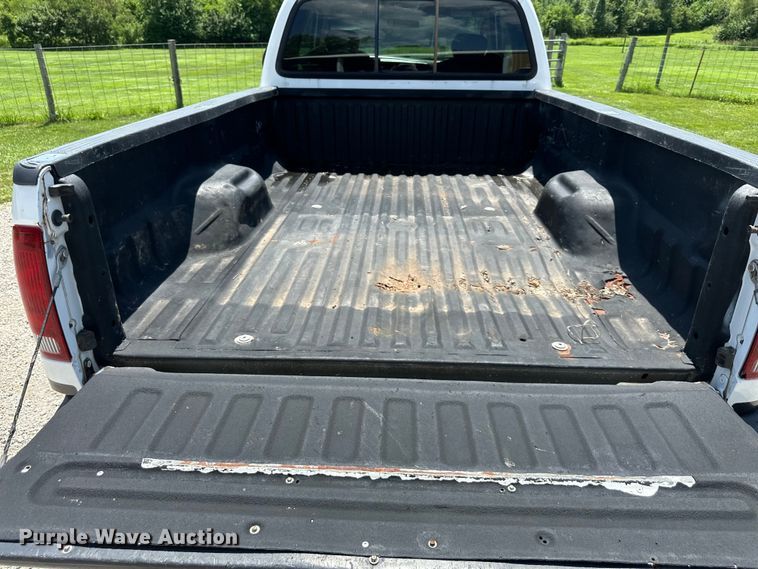 image for item EJ7023 2004 Ford F250 Super Duty SuperCab pickup truck