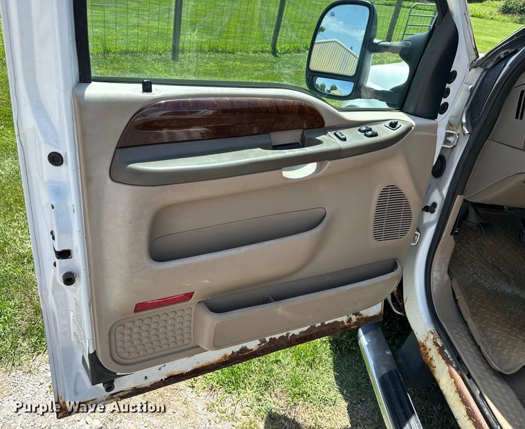 image for item EJ7023 2004 Ford F250 Super Duty SuperCab pickup truck