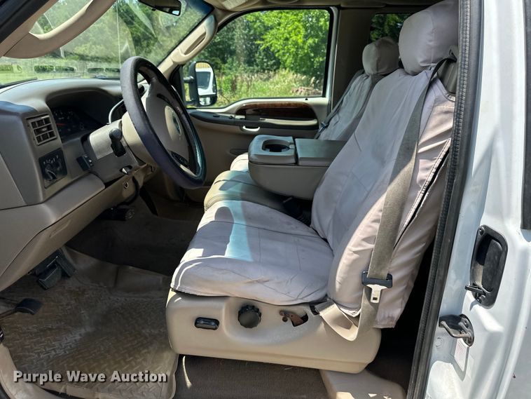 image for item EJ7023 2004 Ford F250 Super Duty SuperCab pickup truck