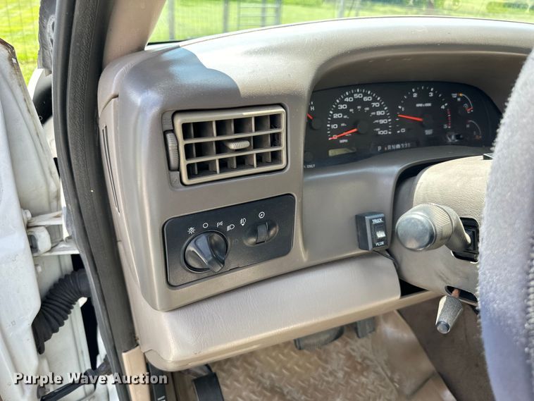 image for item EJ7023 2004 Ford F250 Super Duty SuperCab pickup truck