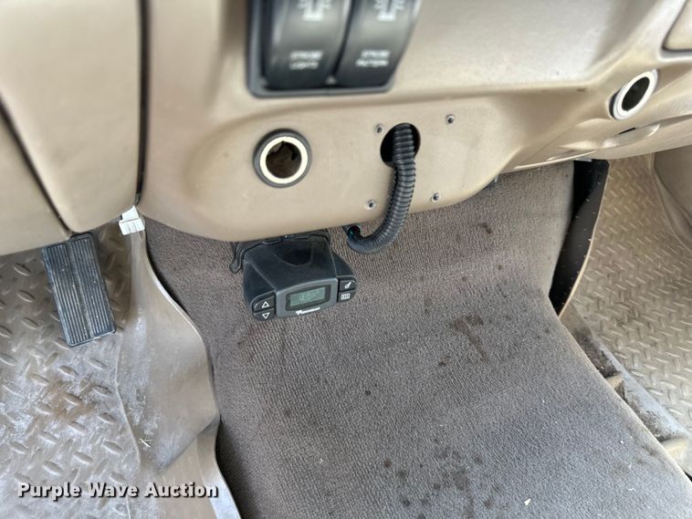 image for item EJ7023 2004 Ford F250 Super Duty SuperCab pickup truck