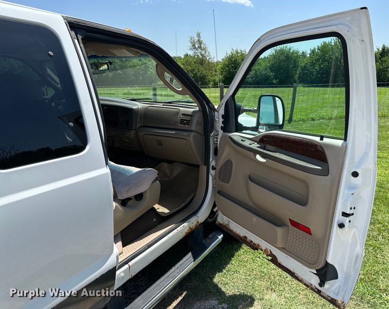 image for item EJ7023 2004 Ford F250 Super Duty SuperCab pickup truck