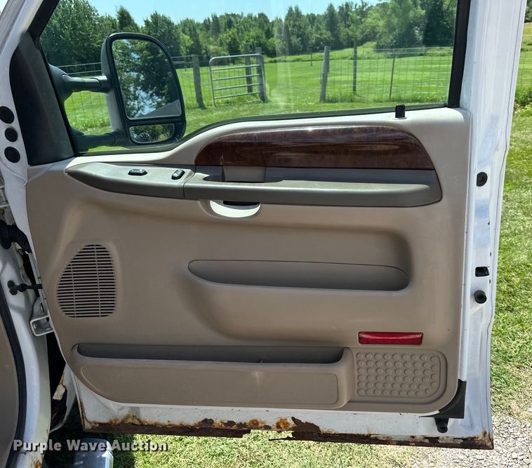 image for item EJ7023 2004 Ford F250 Super Duty SuperCab pickup truck