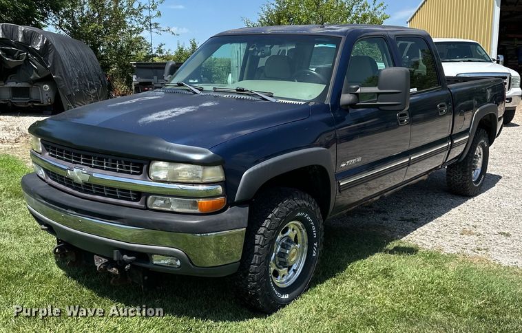 image for item EJ7025 2001 Chevrolet  1500HD  Crew Cab pickup truck