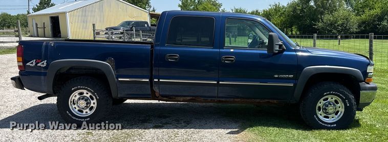image for item EJ7025 2001 Chevrolet  1500HD  Crew Cab pickup truck