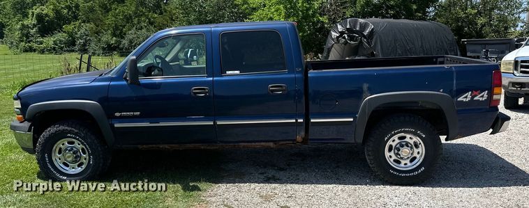 image for item EJ7025 2001 Chevrolet  1500HD  Crew Cab pickup truck