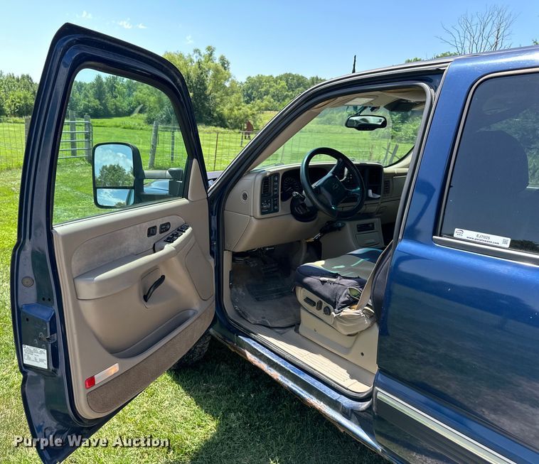 image for item EJ7025 2001 Chevrolet  1500HD  Crew Cab pickup truck