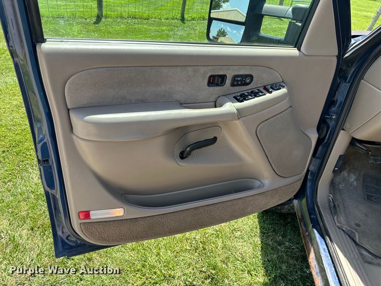 image for item EJ7025 2001 Chevrolet  1500HD  Crew Cab pickup truck