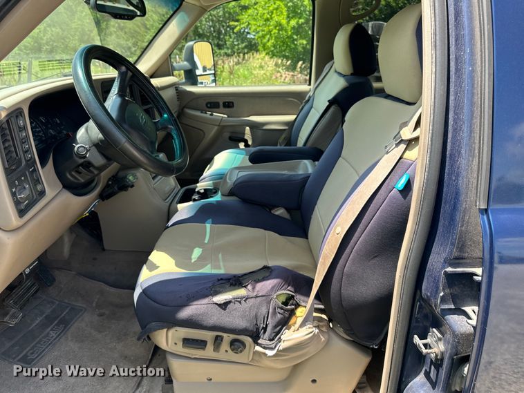 image for item EJ7025 2001 Chevrolet  1500HD  Crew Cab pickup truck