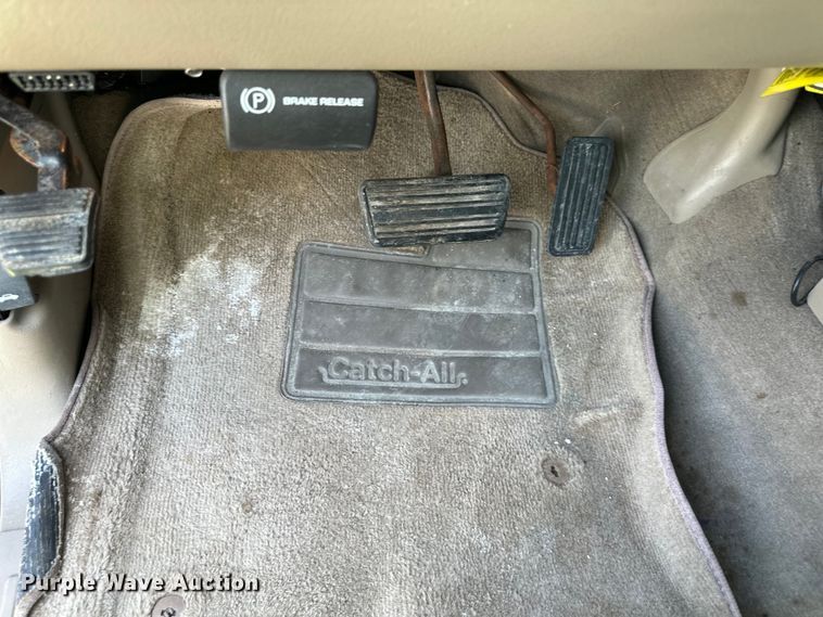 image for item EJ7025 2001 Chevrolet  1500HD  Crew Cab pickup truck