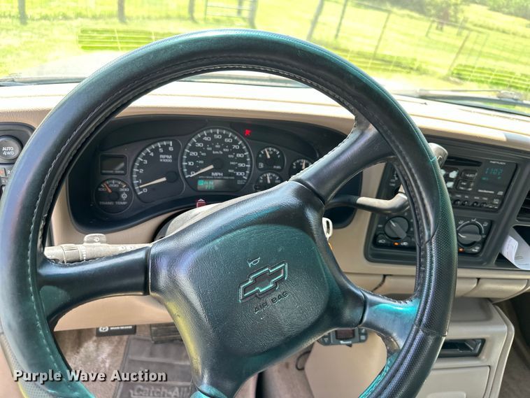 image for item EJ7025 2001 Chevrolet  1500HD  Crew Cab pickup truck