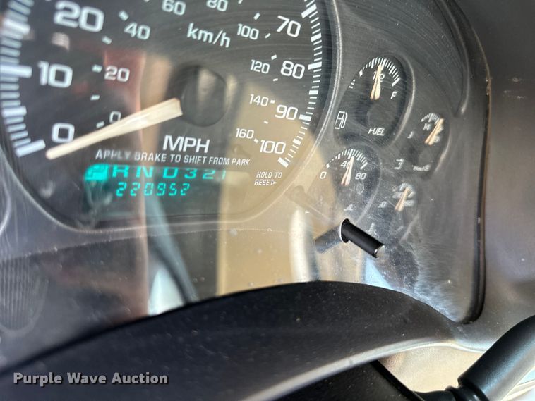 image for item EJ7025 2001 Chevrolet  1500HD  Crew Cab pickup truck