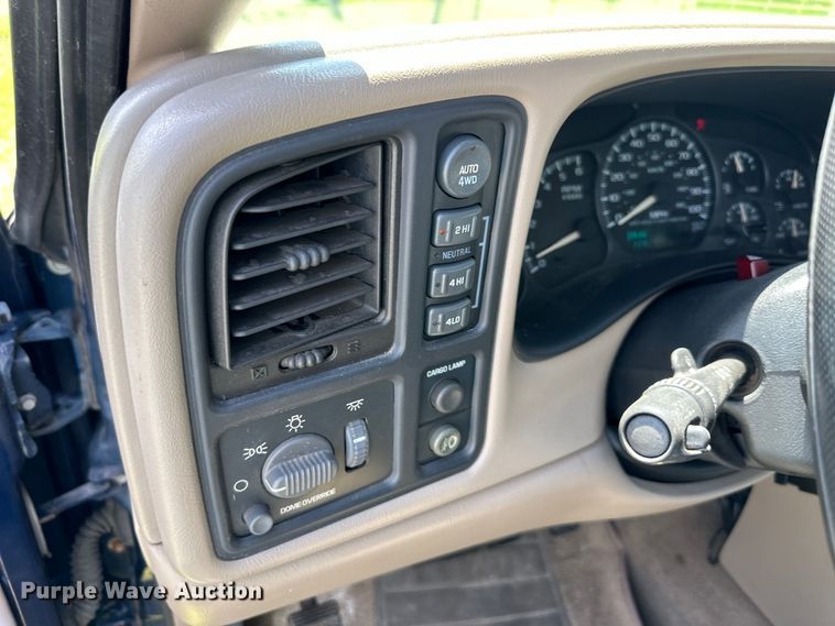 image for item EJ7025 2001 Chevrolet  1500HD  Crew Cab pickup truck