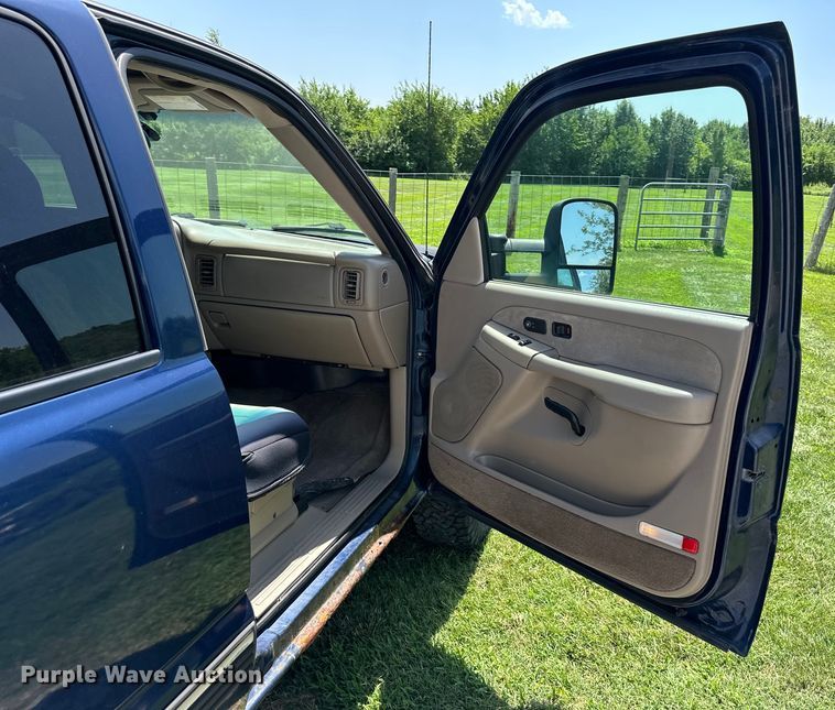 image for item EJ7025 2001 Chevrolet  1500HD  Crew Cab pickup truck