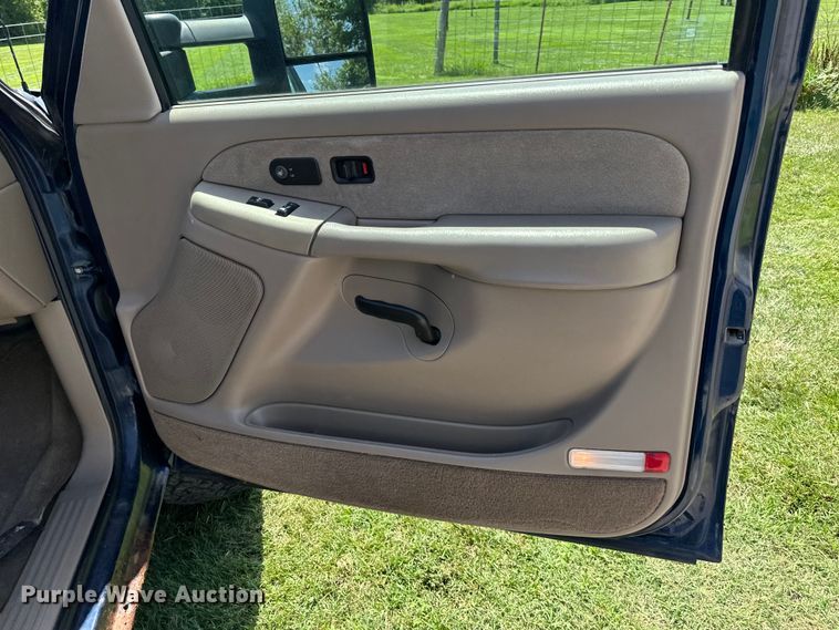 image for item EJ7025 2001 Chevrolet  1500HD  Crew Cab pickup truck