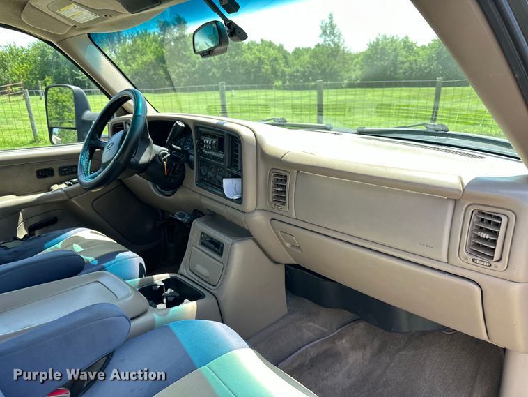 image for item EJ7025 2001 Chevrolet  1500HD  Crew Cab pickup truck