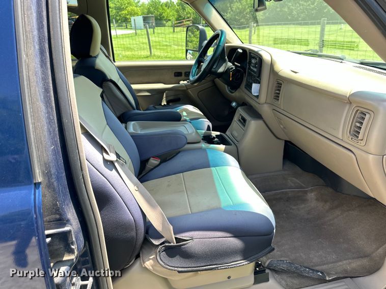 image for item EJ7025 2001 Chevrolet  1500HD  Crew Cab pickup truck