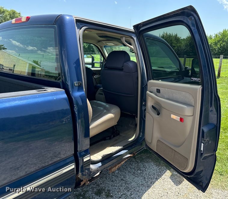 image for item EJ7025 2001 Chevrolet  1500HD  Crew Cab pickup truck