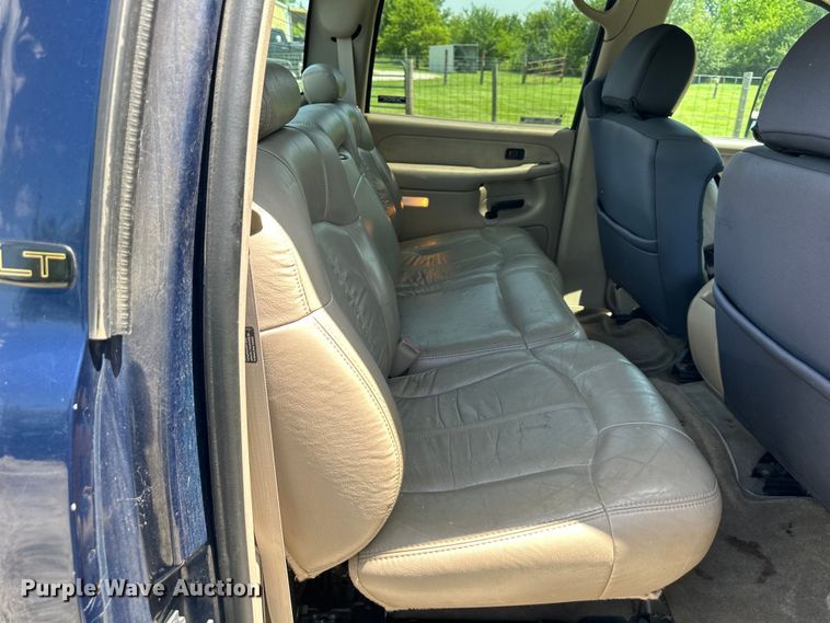 image for item EJ7025 2001 Chevrolet  1500HD  Crew Cab pickup truck