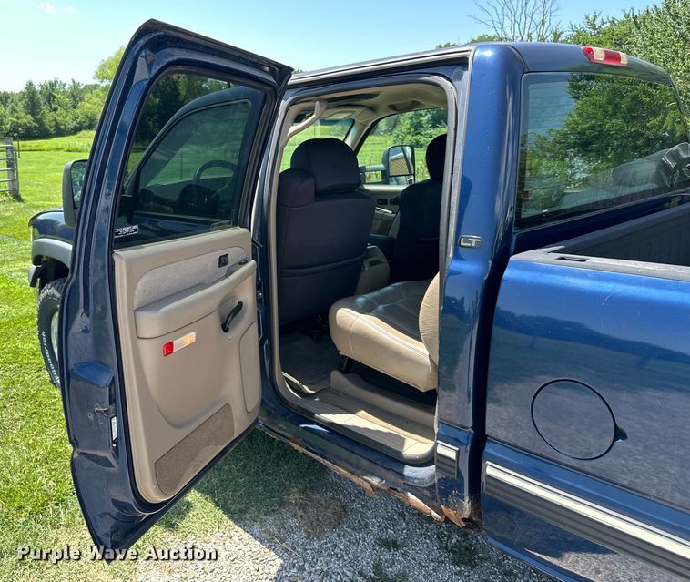 image for item EJ7025 2001 Chevrolet  1500HD  Crew Cab pickup truck