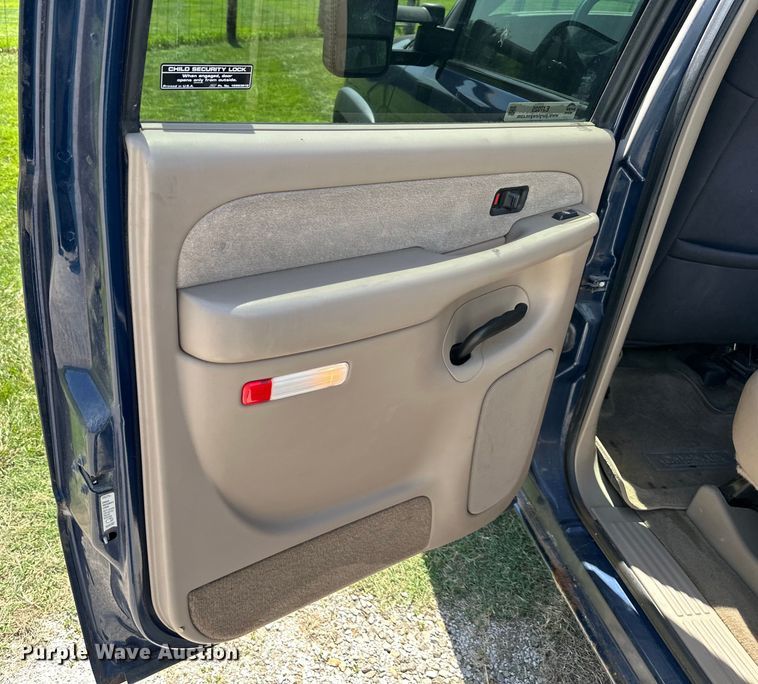 image for item EJ7025 2001 Chevrolet  1500HD  Crew Cab pickup truck