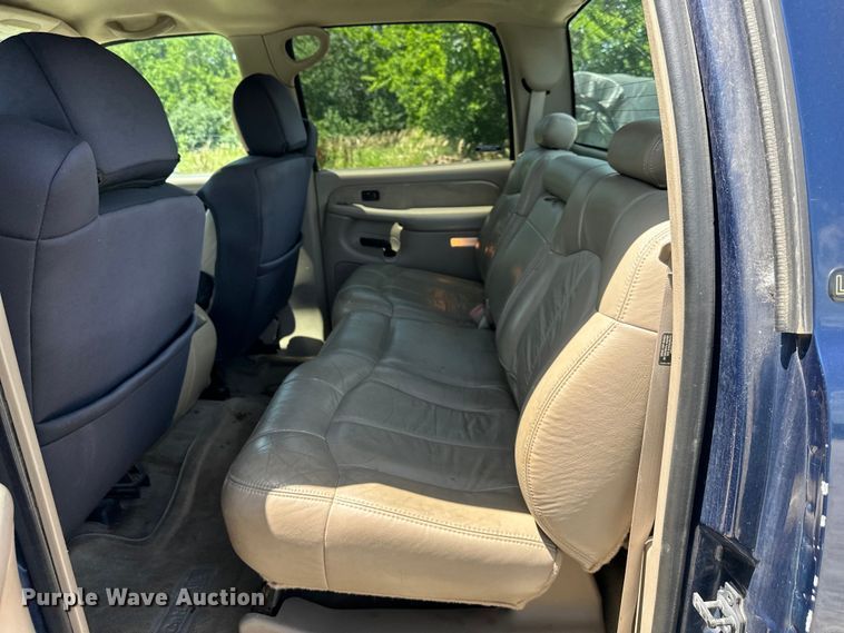 image for item EJ7025 2001 Chevrolet  1500HD  Crew Cab pickup truck