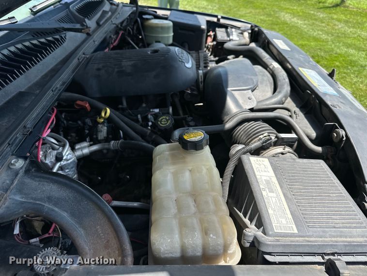 image for item EJ7025 2001 Chevrolet  1500HD  Crew Cab pickup truck