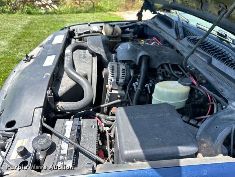 image for item EJ7025 2001 Chevrolet  1500HD  Crew Cab pickup truck