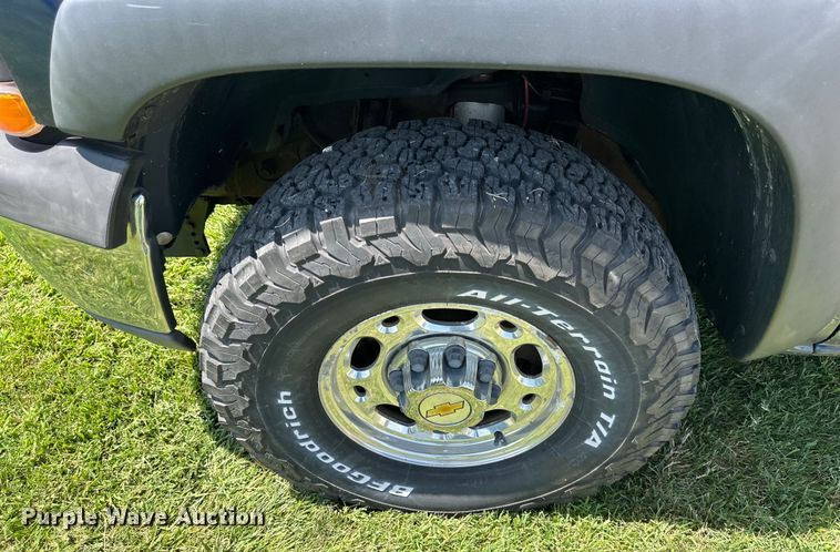 image for item EJ7025 2001 Chevrolet  1500HD  Crew Cab pickup truck