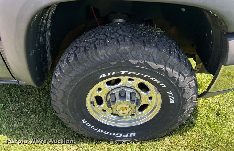 image for item EJ7025 2001 Chevrolet  1500HD  Crew Cab pickup truck