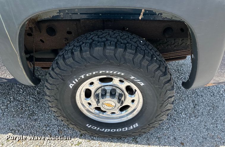 image for item EJ7025 2001 Chevrolet  1500HD  Crew Cab pickup truck