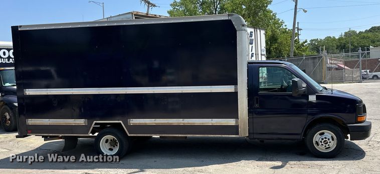 image for item EJ7054 2016 GMC Savana G3500 box truck