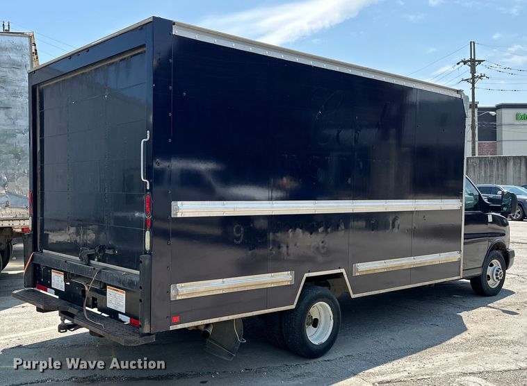 image for item EJ7054 2016 GMC Savana G3500 box truck