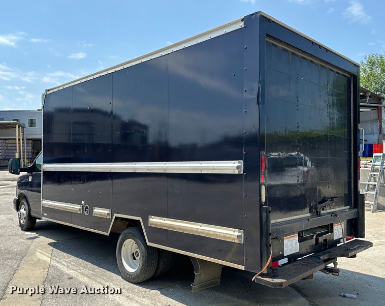 image for item EJ7054 2016 GMC Savana G3500 box truck