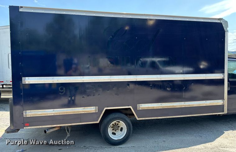 image for item EJ7054 2016 GMC Savana G3500 box truck