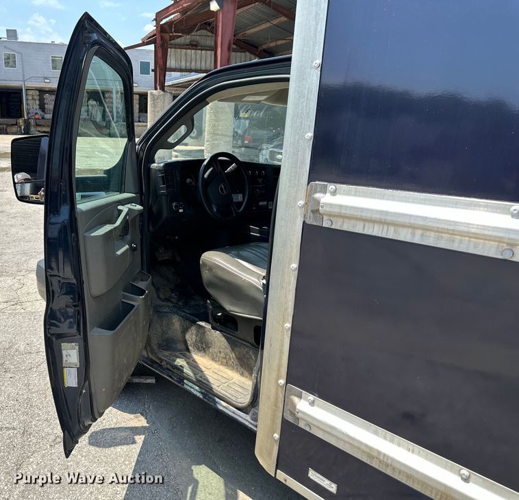 image for item EJ7054 2016 GMC Savana G3500 box truck