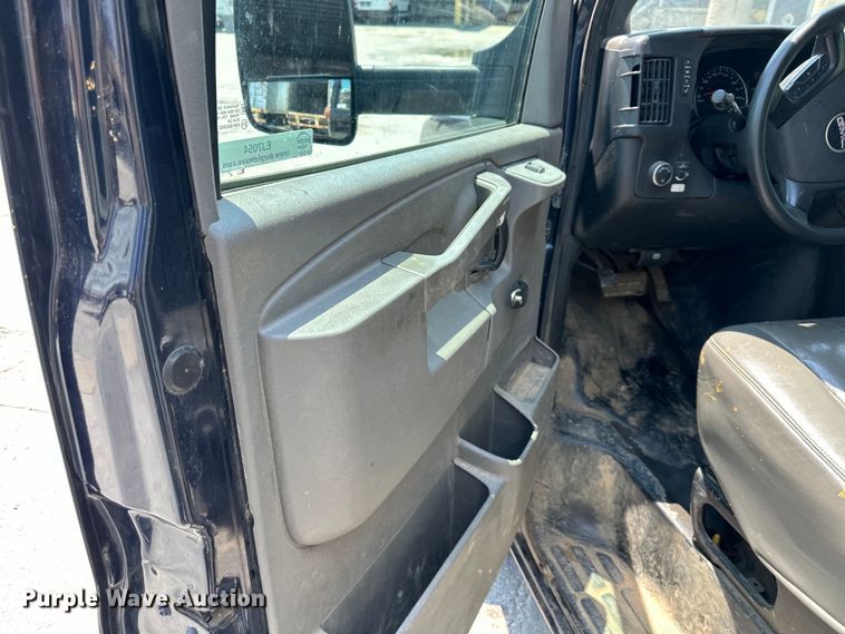 image for item EJ7054 2016 GMC Savana G3500 box truck