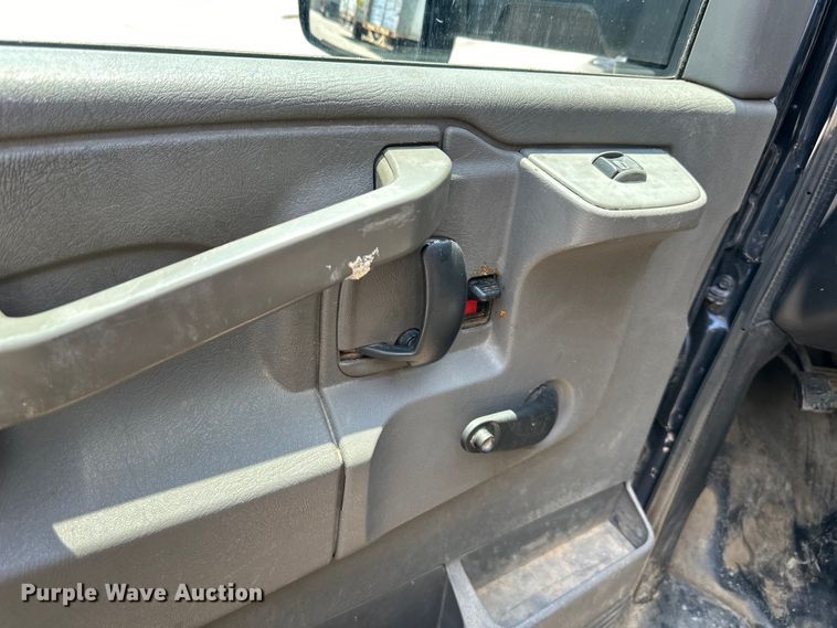 image for item EJ7054 2016 GMC Savana G3500 box truck