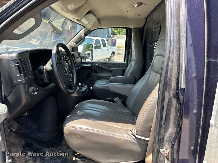 image for item EJ7054 2016 GMC Savana G3500 box truck