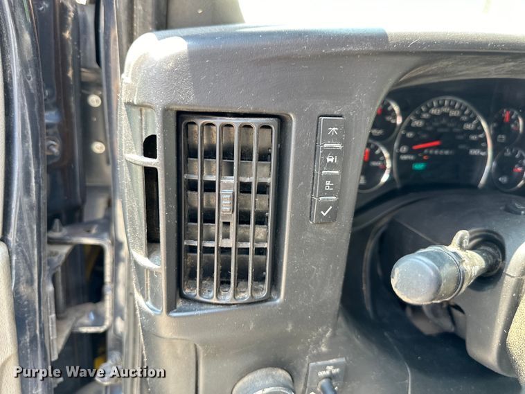 image for item EJ7054 2016 GMC Savana G3500 box truck